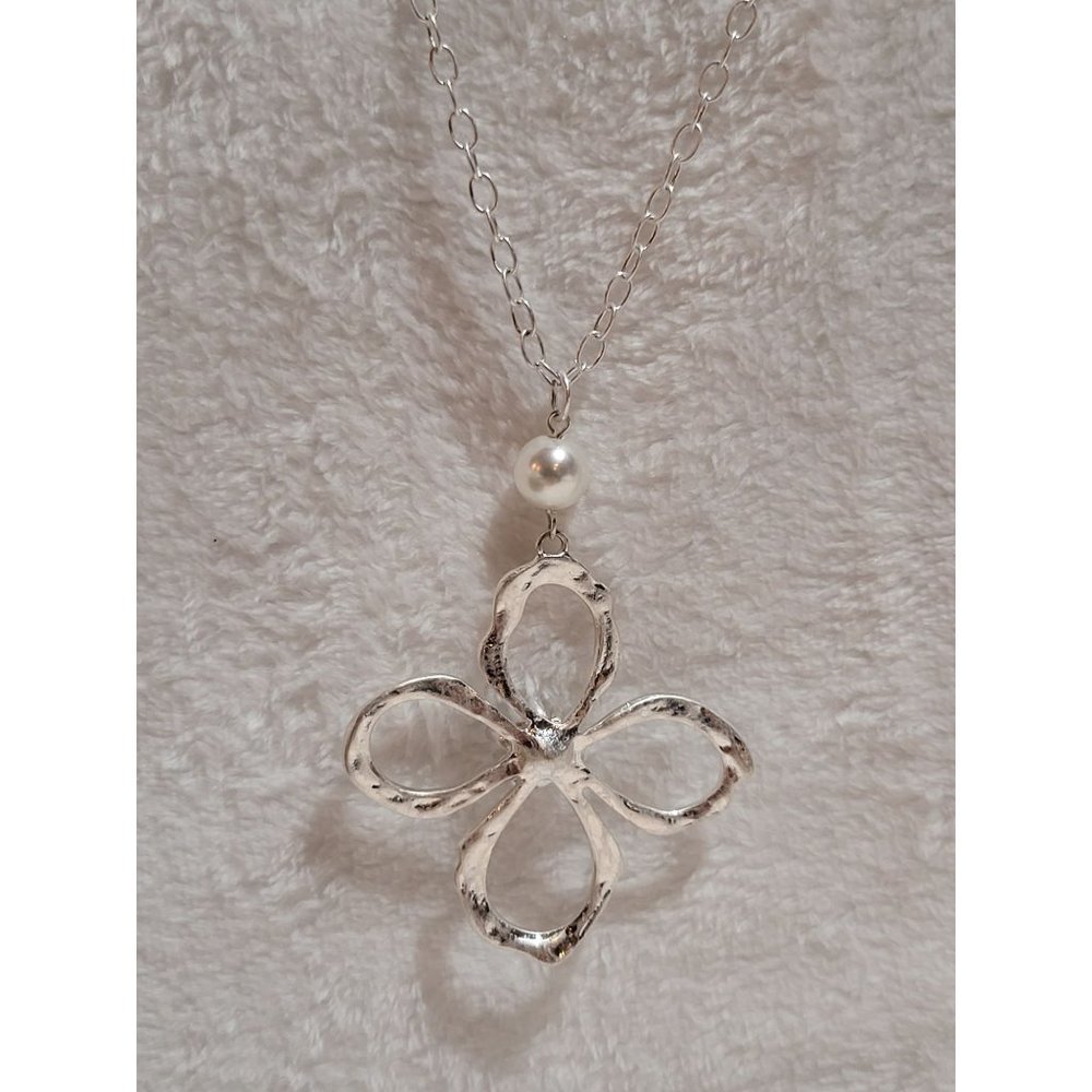 Silver Flower Pendant Necklace